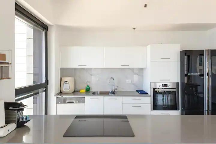 Oַ&O Group- Luxury Apt Tower Best Sea View Бат-Ям Экстерьер фото