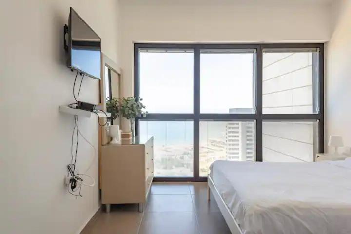 Oַ&O Group- Luxury Apt Tower Best Sea View Бат-Ям Экстерьер фото